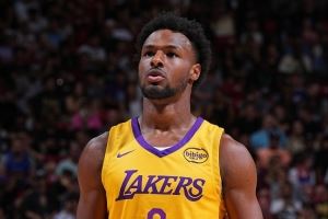 布朗尼今年夏联场均14.3分2.8板3.8助4失误 投篮47.6% 三分30%