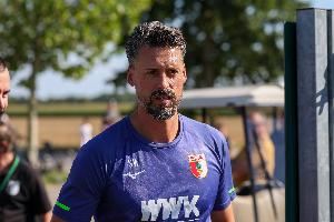 奥格斯堡球迷拉横幅抗议糟糕表现，瓦格纳：当然遗憾，但必须接受