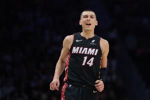 约维奇:希罗阿德巴约是全明星球员 看他们打球特别轻松 约维奇:希罗阿德巴约是全明星球员 看他们打球特别轻松