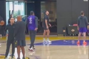 期待赛季首秀!NBA官推晒詹姆斯训练片段:老詹加练投篮! 期待赛季首秀!NBA官推晒詹姆斯训练片段:老詹加练投篮!